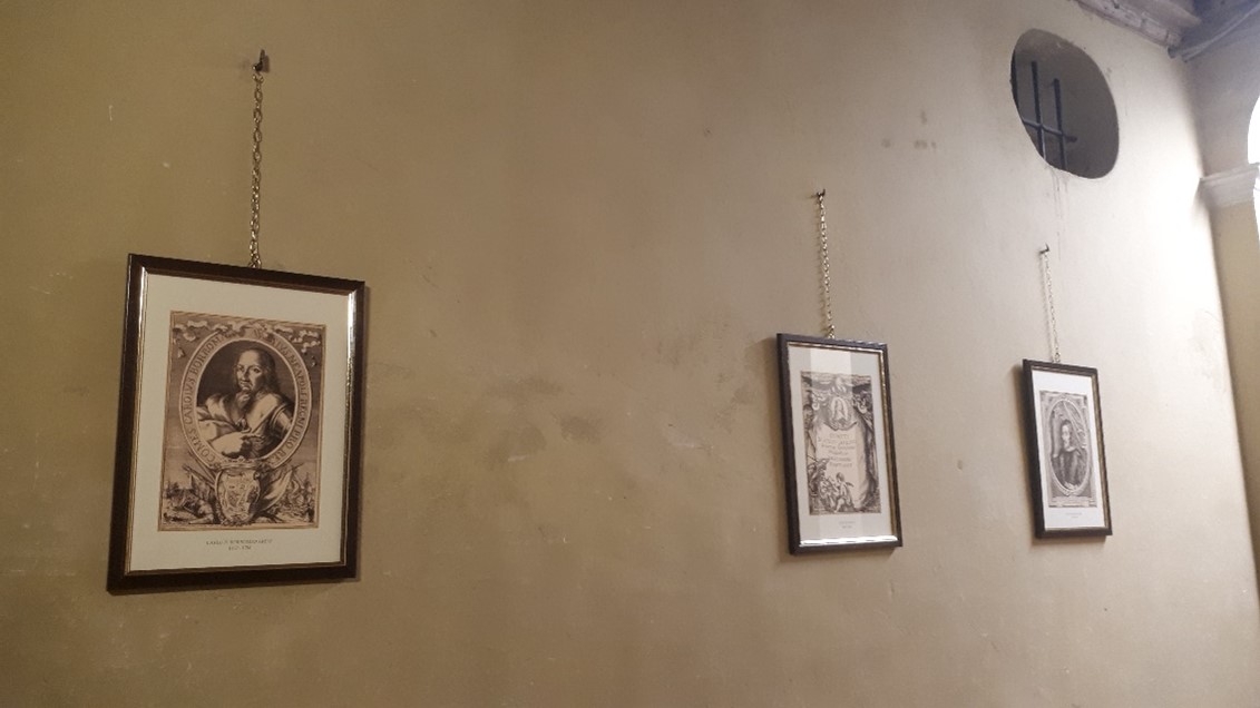Valorizzazione dellandito di passaggio al piano terra di Palazzo Arese Borromeo con allestimento di effigi a stampa di personaggi di Casa Arese e Borromeo