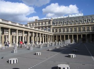 Parigi - Cortile di Palazzo Reale con 'intervento' di Daniel Buren