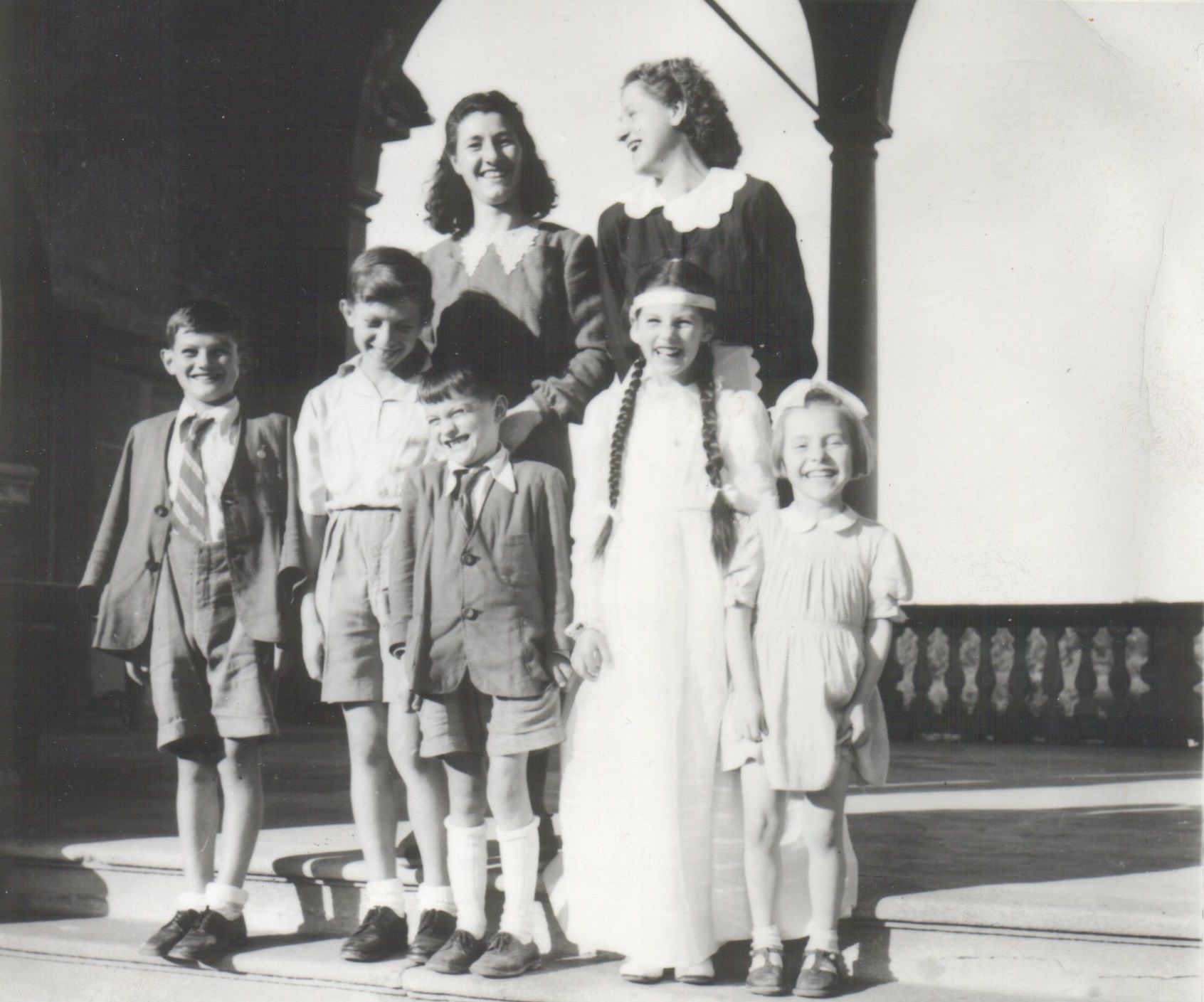 Silvia Ruffini Torri sulla loggia di Palazzo Arese Borromeo il giorno della Sua Cresima e Comunione (9-7-1944)