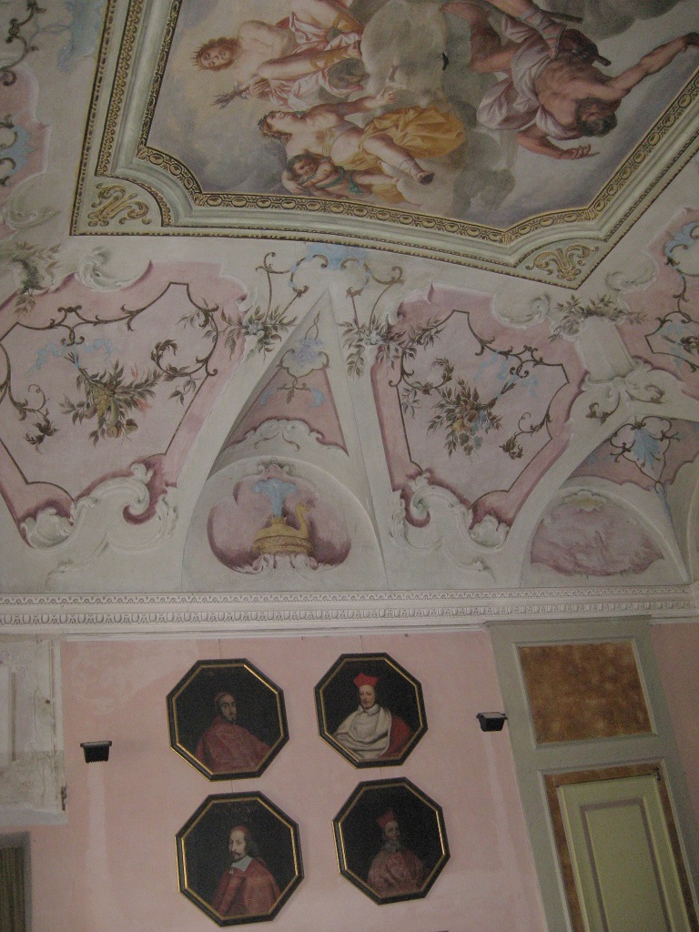 La sala di Vulcano con le riproduzioni dei ritratti di cardinali della corte pontificia (XVII secolo)